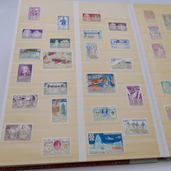 Lot de timbres de France 1958-1977 neufs** en un album.