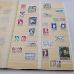 Lot de timbres de France 1958-1977 neufs** en un album.