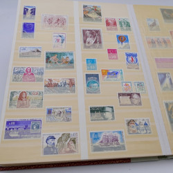 Lot de timbres de France 1958-1977 neufs** en un album.