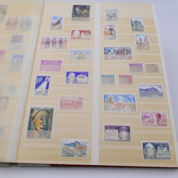 Lot de timbres de France 1958-1977 neufs** en un album.