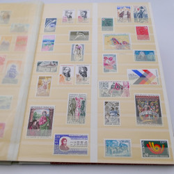 Lot de timbres de France 1958-1977 neufs** en un album.