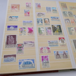 Lot de timbres de France 1958-1977 neufs** en un album.