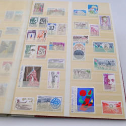 Lot de timbres de France 1958-1977 neufs** en un album.