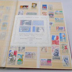 Lot de timbres de France 1958-1977 neufs** en un album.