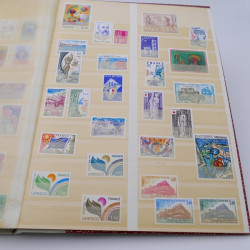 Lot de timbres de France 1958-1977 neufs** en un album.