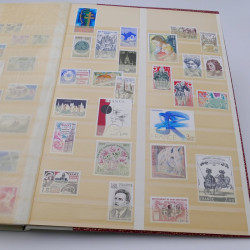 Lot de timbres de France 1958-1977 neufs** en un album.