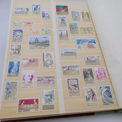 Lot de timbres de France 1958-1977 neufs** en un album.