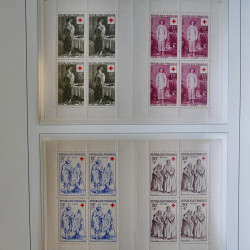 Collection carnets Croix-Rouge 1952-2005 neufs** complet en album.