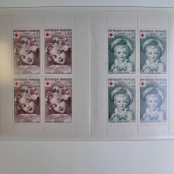 Collection carnets Croix-Rouge 1952-2005 neufs** complet en album.
