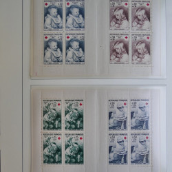 Collection carnets Croix-Rouge 1952-2005 neufs** complet en album.