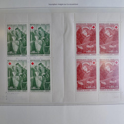 Collection carnets Croix-Rouge 1952-2005 neufs** complet en album.