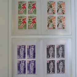 Collection carnets Croix-Rouge 1952-2005 neufs** complet en album.