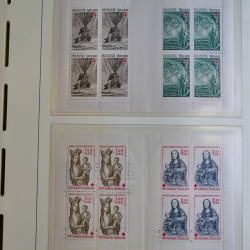 Collection carnets Croix-Rouge 1952-2005 neufs** complet en album.