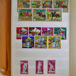 Vrac philatélique de timbres du monde en un carton.
