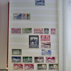 Vrac philatélique de timbres du monde en un carton.