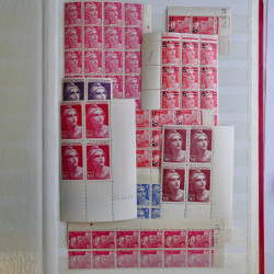 Vrac philatélique de timbres du monde en un carton.