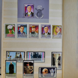 Vrac philatélique de timbres du monde en un carton.