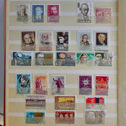 Vrac philatélique de timbres du monde en un carton.