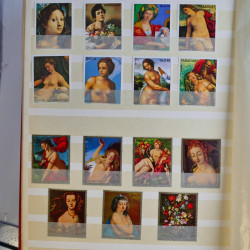 Vrac philatélique de timbres du monde en un carton.