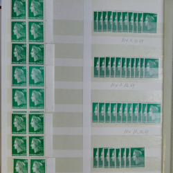 Vrac philatélique de timbres du monde en un carton.