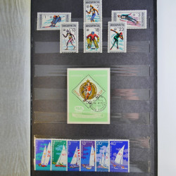 Vrac philatélique de timbres du monde en un carton.