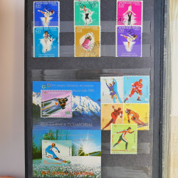 Vrac philatélique de timbres du monde en un carton.