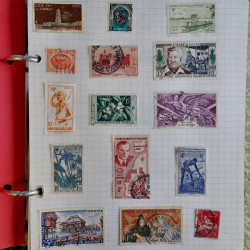 Vrac philatélique de timbres du monde en un carton.