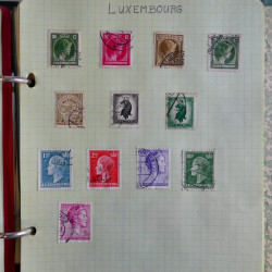 Vrac philatélique de timbres du monde en un carton.