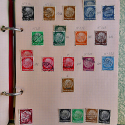 Vrac philatélique de timbres du monde en un carton.
