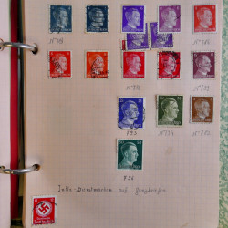 Vrac philatélique de timbres du monde en un carton.