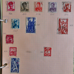 Vrac philatélique de timbres du monde en un carton.