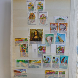 Vrac philatélique de timbres du monde en un carton.