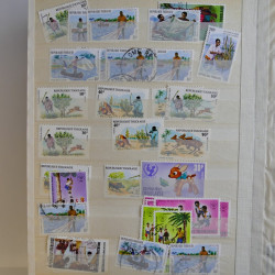 Vrac philatélique de timbres du monde en un carton.