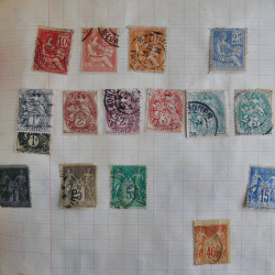 Vrac philatélique de timbres du monde en un carton.