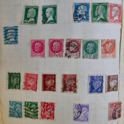 Vrac philatélique de timbres du monde en un carton.