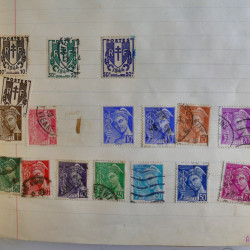Vrac philatélique de timbres du monde en un carton.