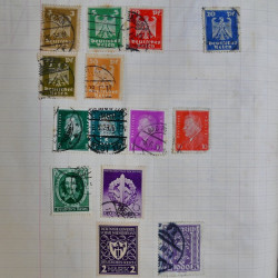 Vrac philatélique de timbres du monde en un carton.