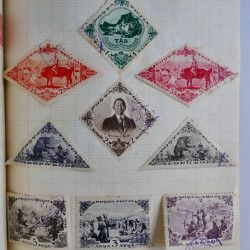 Vrac philatélique de timbres du monde en un carton.