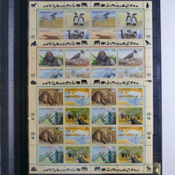 Lot de feuillets timbres de Nations Unies neufs** en 3 albums.