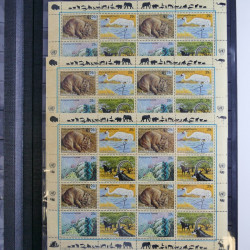 Lot de feuillets timbres de Nations Unies neufs** en 3 albums.