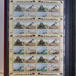 Lot de feuillets timbres de Nations Unies neufs** en 3 albums.