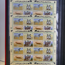 Lot de feuillets timbres de Nations Unies neufs** en 3 albums.