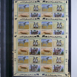 Lot de feuillets timbres de Nations Unies neufs** en 3 albums.