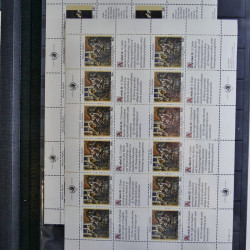 Lot de feuillets timbres de Nations Unies neufs** en 3 albums.