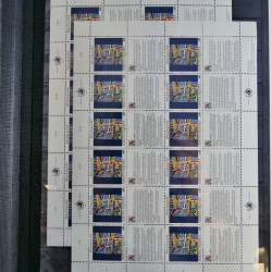 Lot de feuillets timbres de Nations Unies neufs** en 3 albums.