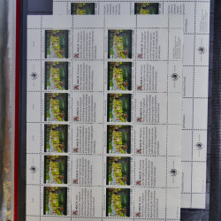 Lot de feuillets timbres de Nations Unies neufs** en 3 albums.