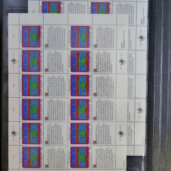 Lot de feuillets timbres de Nations Unies neufs** en 3 albums.