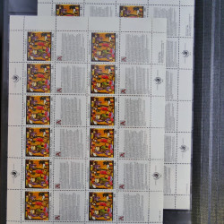 Lot de feuillets timbres de Nations Unies neufs** en 3 albums.