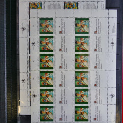 Lot de feuillets timbres de Nations Unies neufs** en 3 albums.
