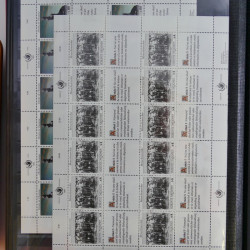 Lot de feuillets timbres de Nations Unies neufs** en 3 albums.